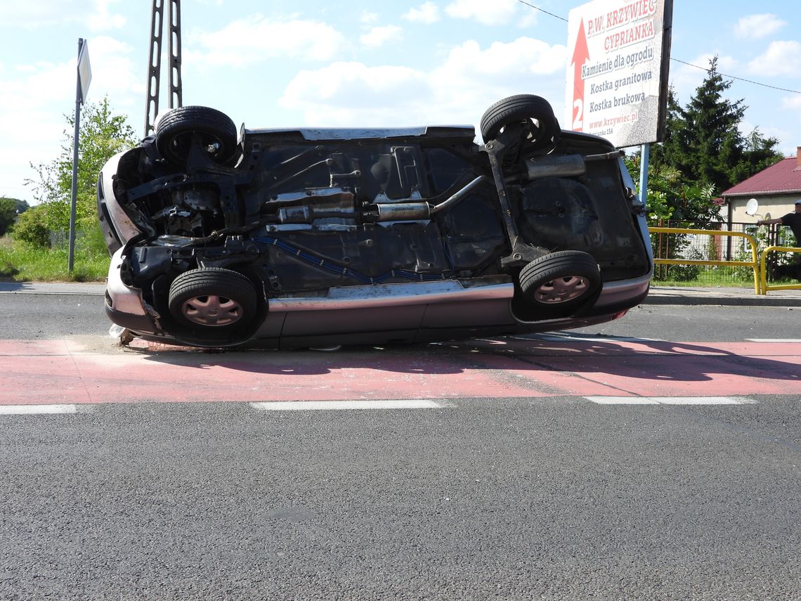 Opel dachował po tym jak kierowca zasłabł. Starszy mężczyzna został przewieziony do szpitala 