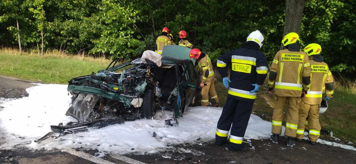 Opel uderzył w drzewo i zaczął się palić. Kierowca był nietrzeźwy