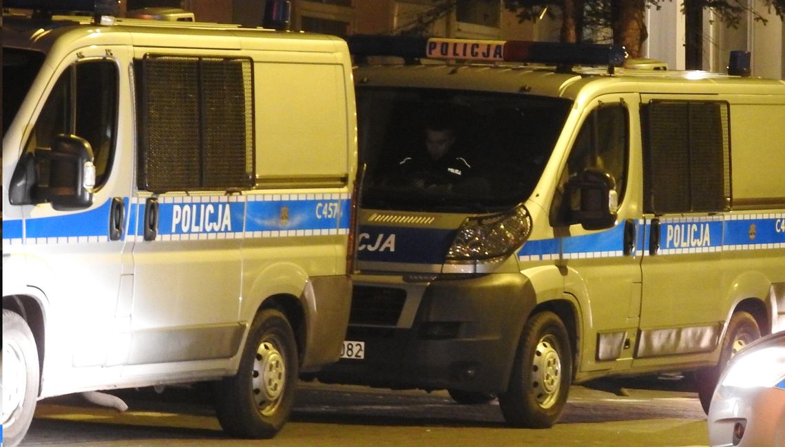 Opel uderzył w ogrodzenie i elewację budynku. Kierowca miał 1,5 promila Opel uderzył w ogrodzenie i elewację budynku. Kierowca miał 1,5 promila