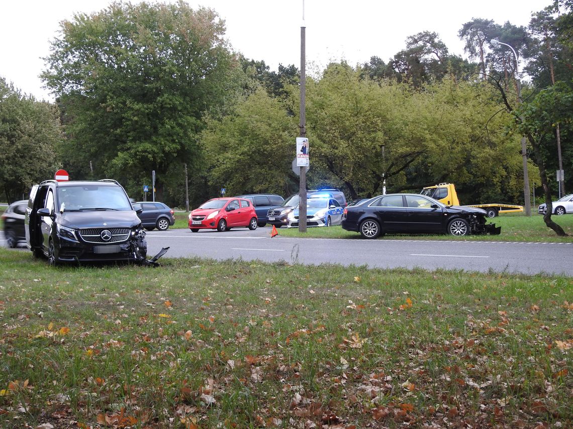 Audi i Mercedes zderzyły się na skrzyżowaniu ul. Zielnej i Al. Kazimierza Wielkiego