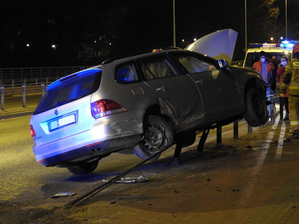 Osobowe auto zawisło na barierce ochronnej mostu nad rzeką Zgłowiączką