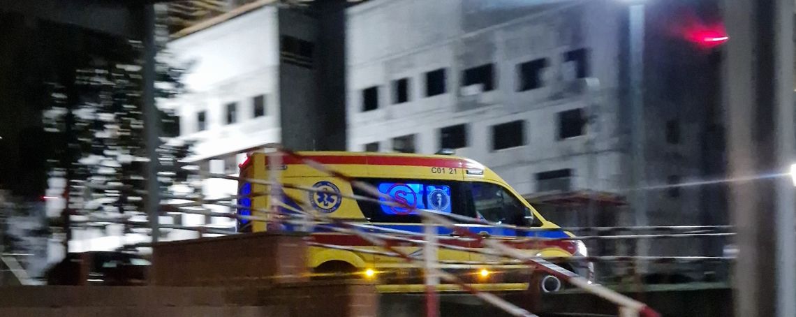 Pacjent wypadł z wózka transportowego w ambulansie. Policja prosi o pomoc
