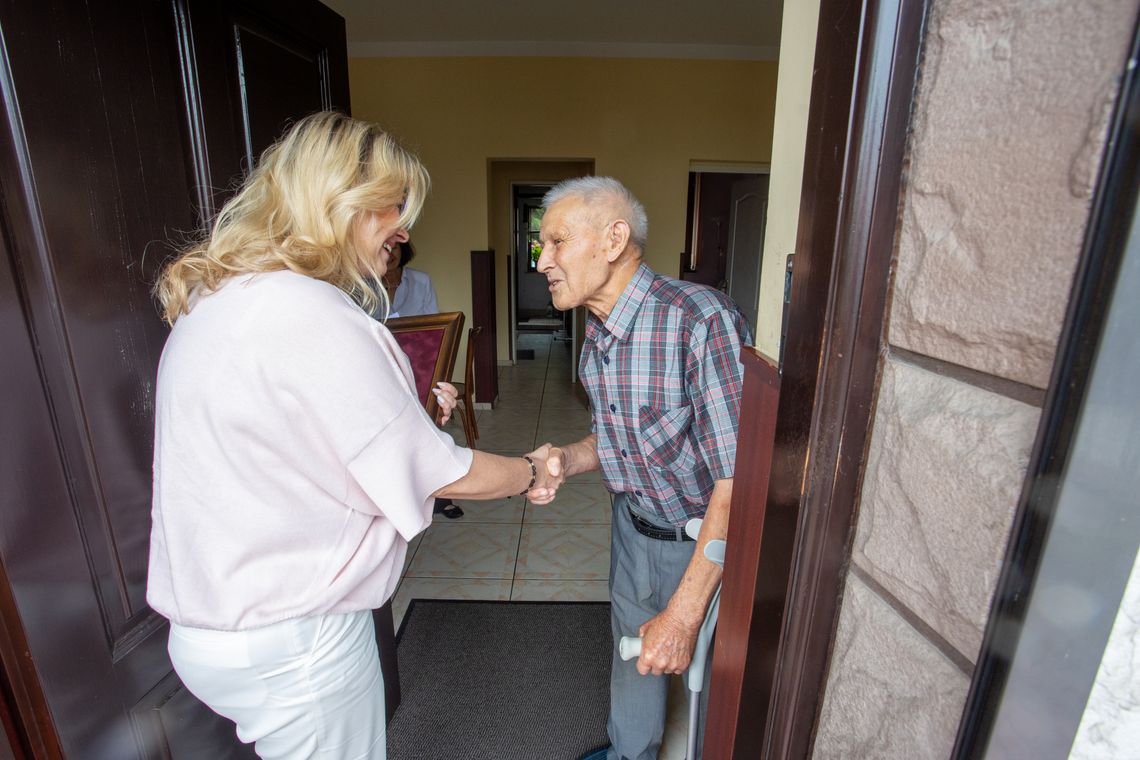 Pan Edward z Włocławka ma 100 lat, podobnie jak Pani Bronisława z Bobrownickiego Pola
