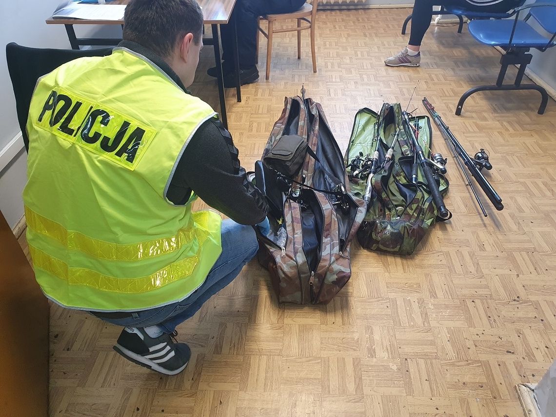 Para włamywaczy wpadła po kradzieży wędek z klatki schodowej na os. Południe