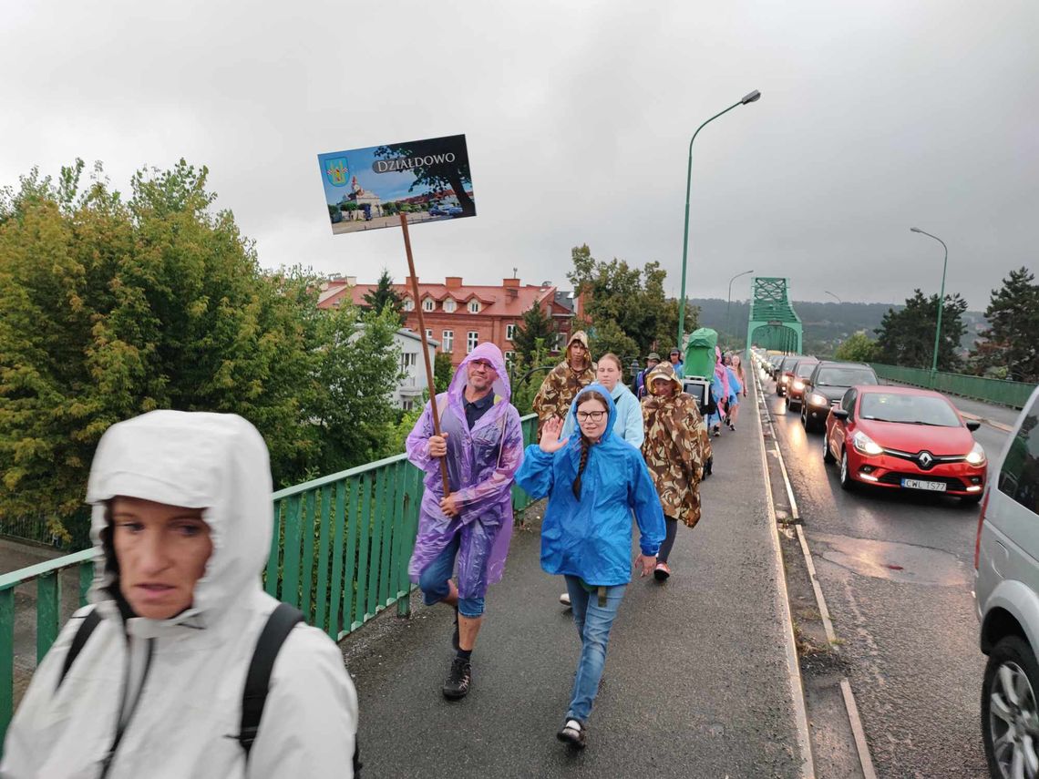 Pielgrzymi dotarli rano do Włocławka. Celem jest Jasna Góra