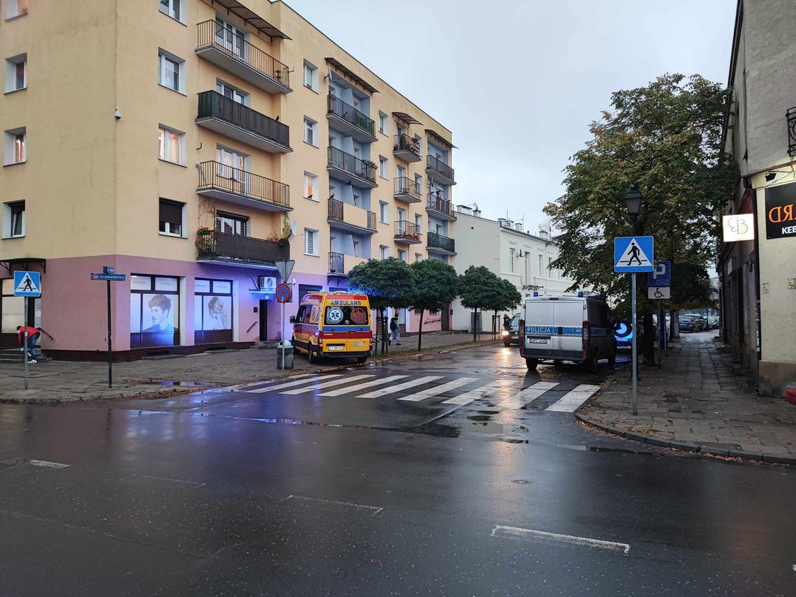 Pijana matka leżała na balkonie. Pod jej opieką było dwóch małych chłopców