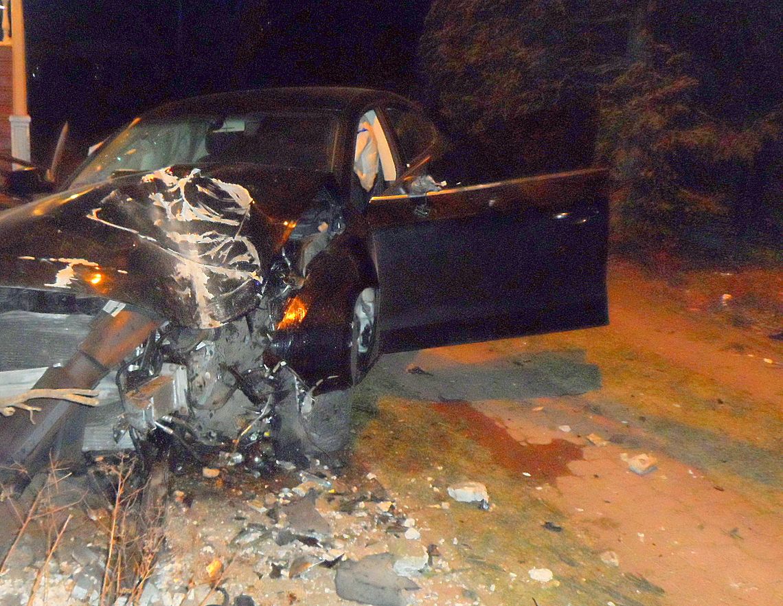 Pijany 17-latek bez prawa jazdy rozbił auto na przydrożnym słupie 