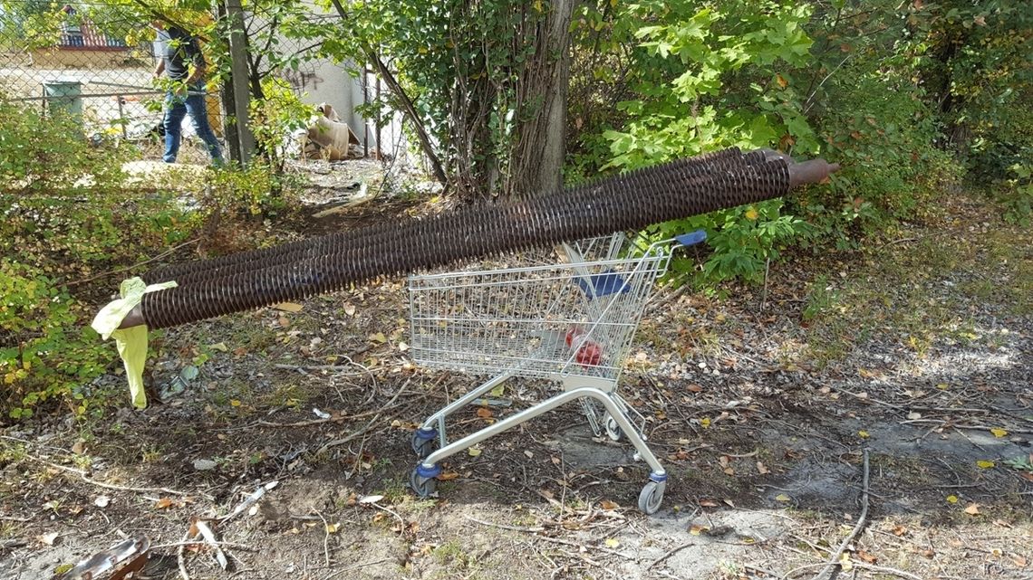 Pijany 48-latek niósł grzejnik przez centrum Włocławka. Wcześniej skradł go z jednego z domów