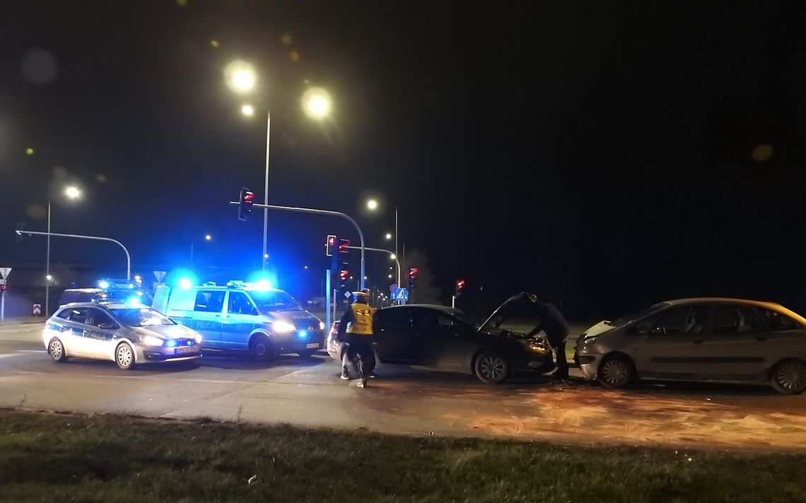 Pijany kierowca jechał pod prąd ul. Kruszyńską. Doszło do czołowego zderzenia Pijany kierowca jechał pod prąd ul. Kruszyńską. Doszło do czołowego zderzenia