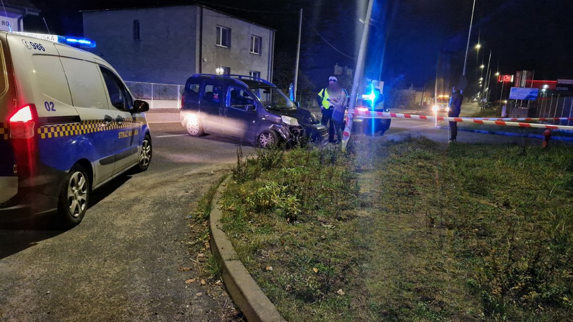 Pijany kierowca uderzył w słup oświetleniowy na ul. Papieżka