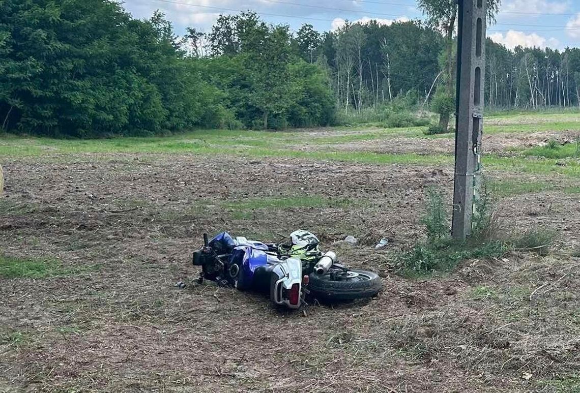 Motocyklista, który uderzył w słup w Cypriance trafił do szpitala. Miał 1,3 promila