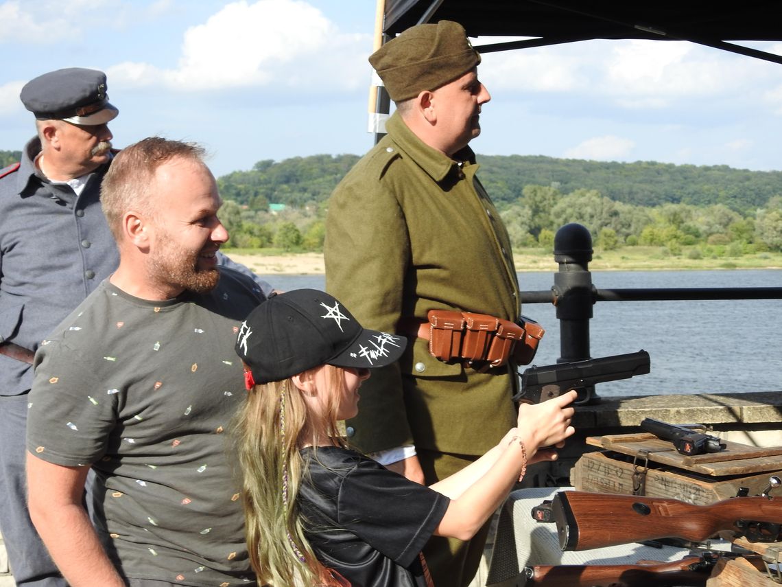 Trwa piknik historyczny na bulwarach