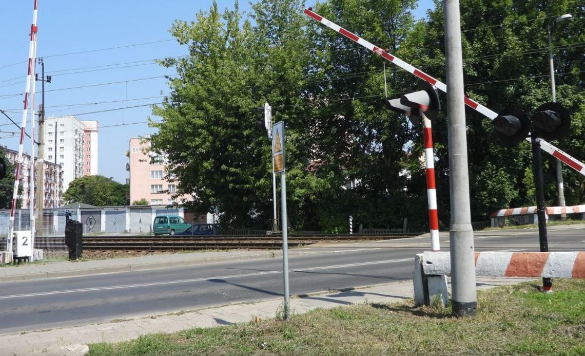 PLK SA zwiększą bezpieczeństwo na ponad 40 przejazdach kolejowo-drogowych