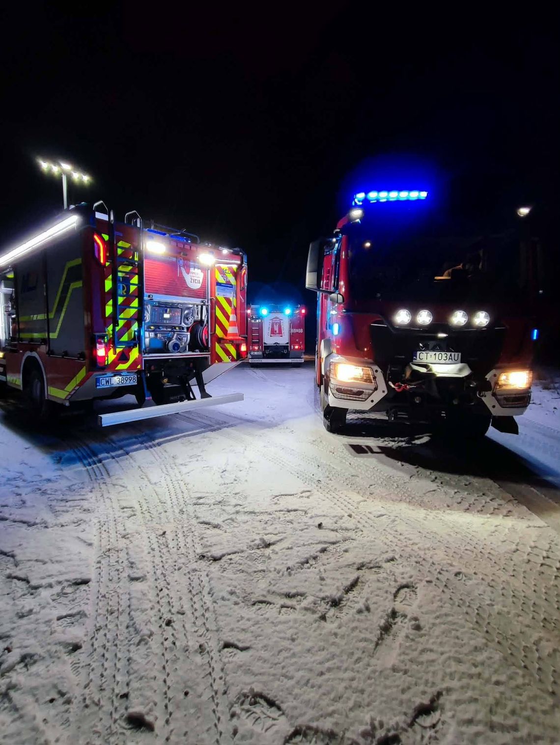 Płonęły kontenery, samochód i tuje. Strażacy mieli pełne ręce roboty w Sylwestra Płonęły kontenery, samochód i tuje. Strażacy mieli pełne ręce roboty w Sylwestra