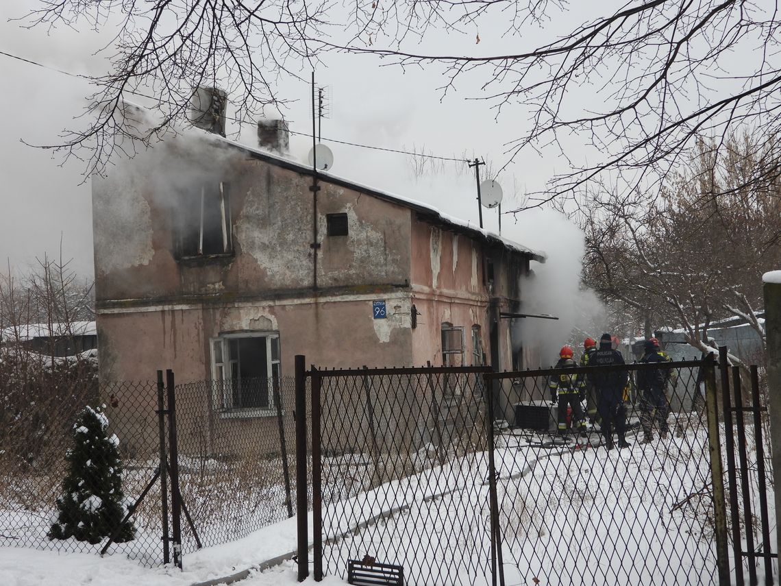 Płonie budynek przy ulicy Żytniej. Trwa akcja gaśnicza
