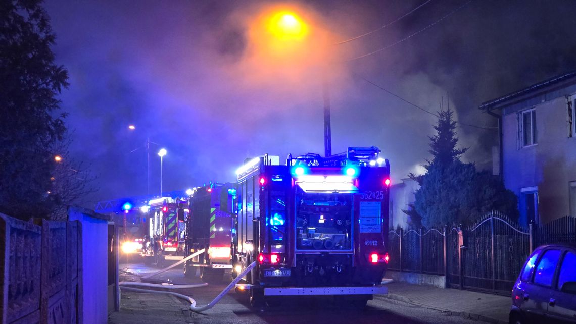 Płonie dom przy ul. Słowiczej. Trwa akcja ratunkowa i gaśnicza