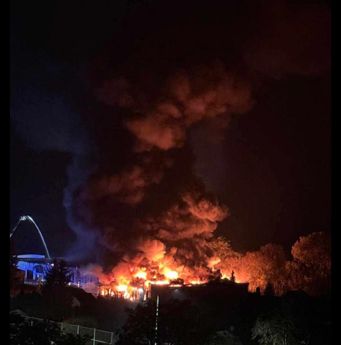 Płonie hala przy ul. Toruńskiej