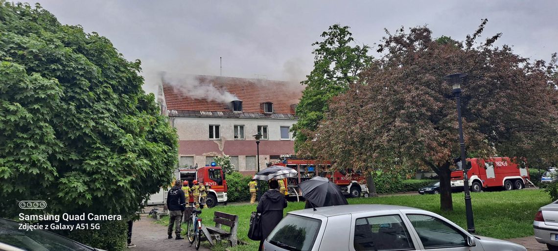 Płonie poddasze kamienicy przy ul. Jagiellońskiej. Trwa akcja gaśnicza