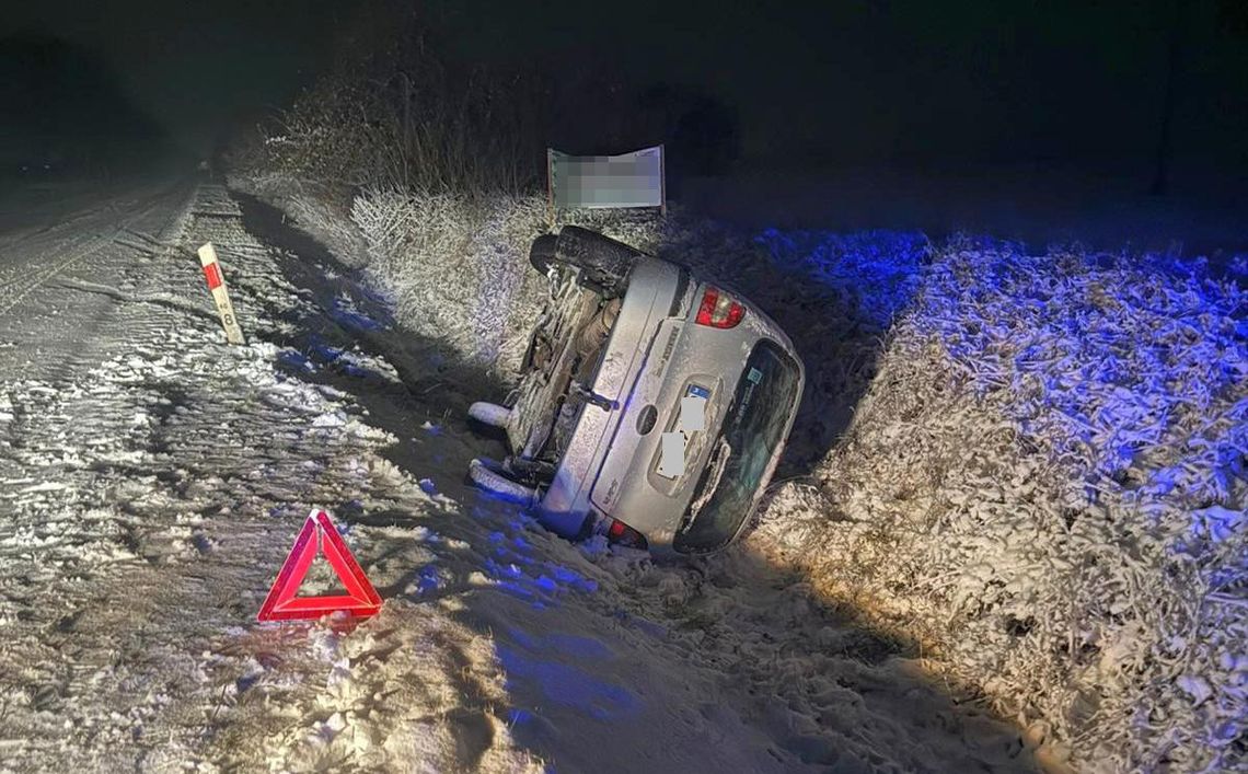 Płowce. Auto dachowało na śliskiej drodze