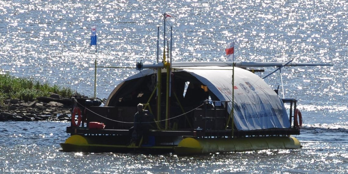 Płyną tratwą z Krakowa do Kołobrzegu. Zatrzymali się we Włocławku