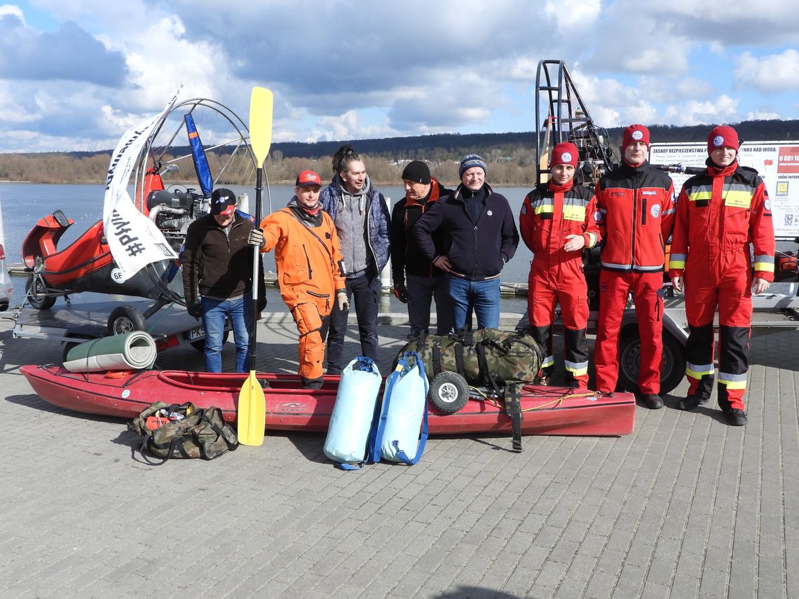 Płynie kajakiem przez Wisłę, by zebrać fundusze na rehabilitację kolegi