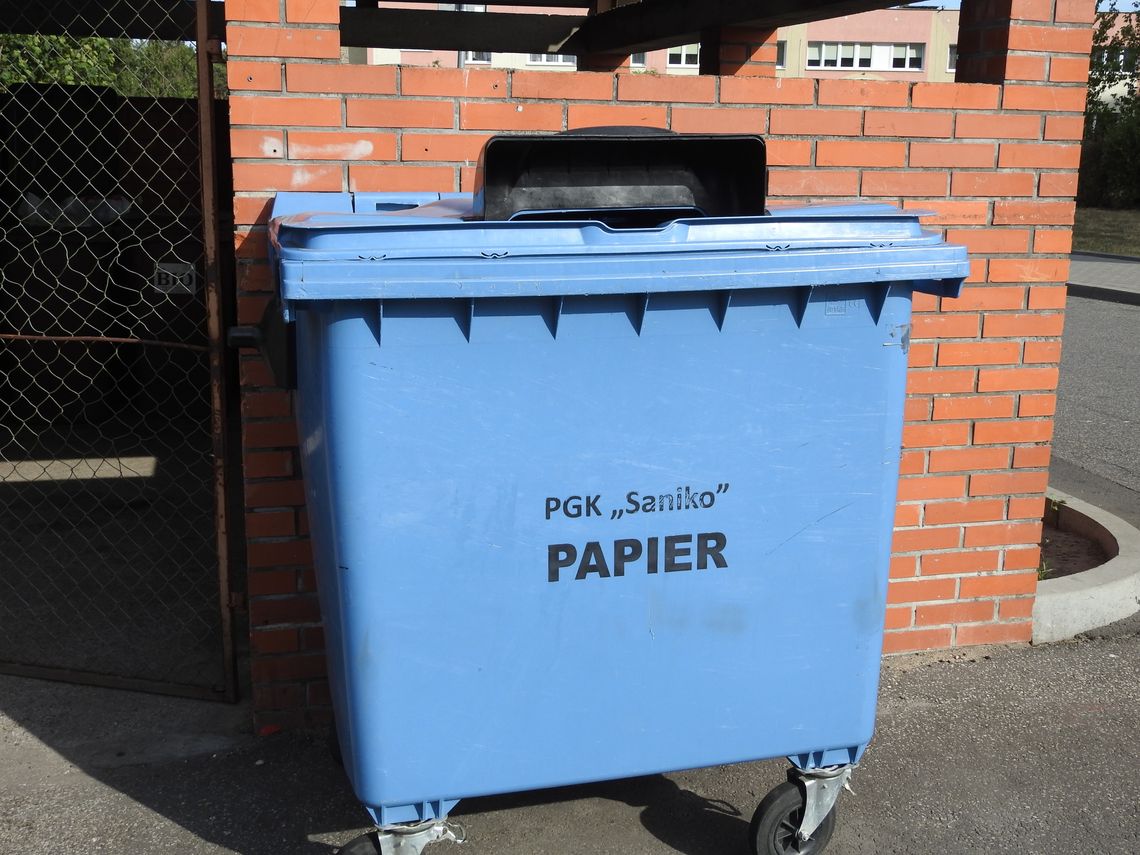 Po pijaku uprowadzili śmietnik na makulaturę...Trafili na oddział zatrzymań...