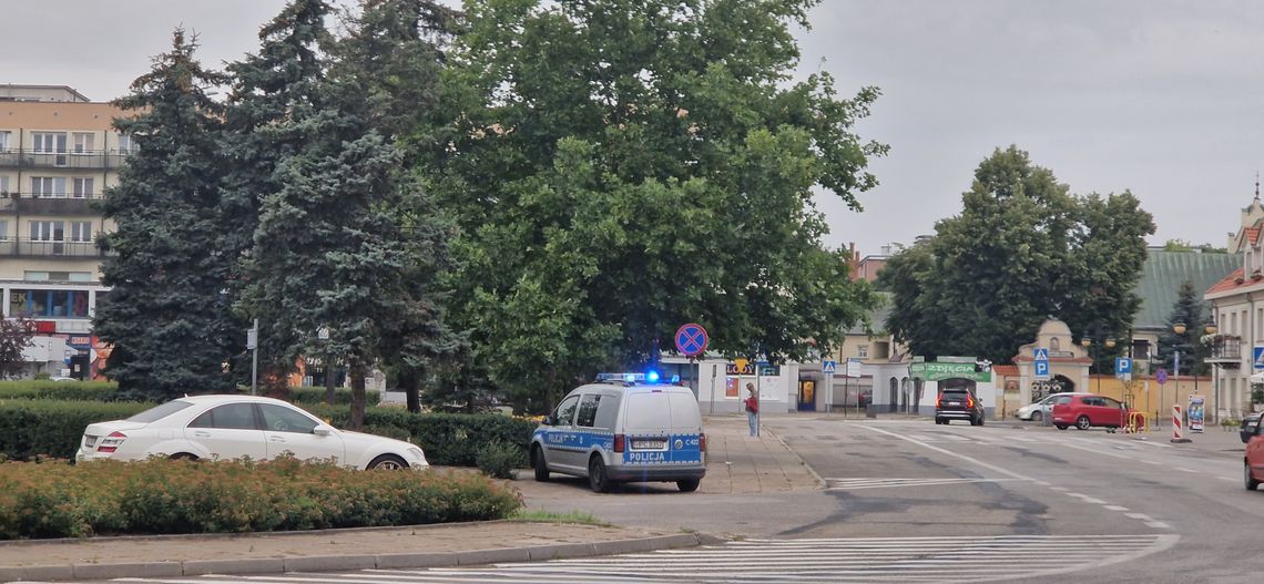Pobili i okradli mężczyznę na placu Wolności. Sprawcy w rękach policji