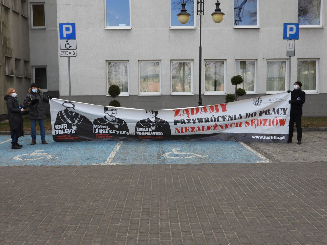 Pod Urzędem Miasta odbył się kolejny protest w obronie zawieszonych sędziów