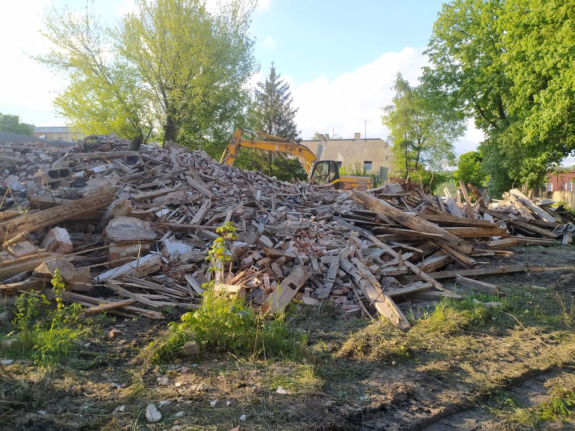 Podczas wyburzania przedszkola, uszkodzili rurę z gazem. Mieszkańcy bloku przy ul. Rzecznej przez kilka dni nie mieli gazu Podczas wyburzania przedszkola, uszkodzili rurę z gazem. Mieszkańcy bloku przy ul. Rzecznej przez kilka dni nie mieli gazu