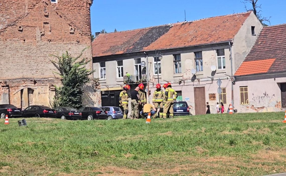 Podejrzenie ładunku wybuchowego na ul. 3 Maja 1. Trwa akcja służb