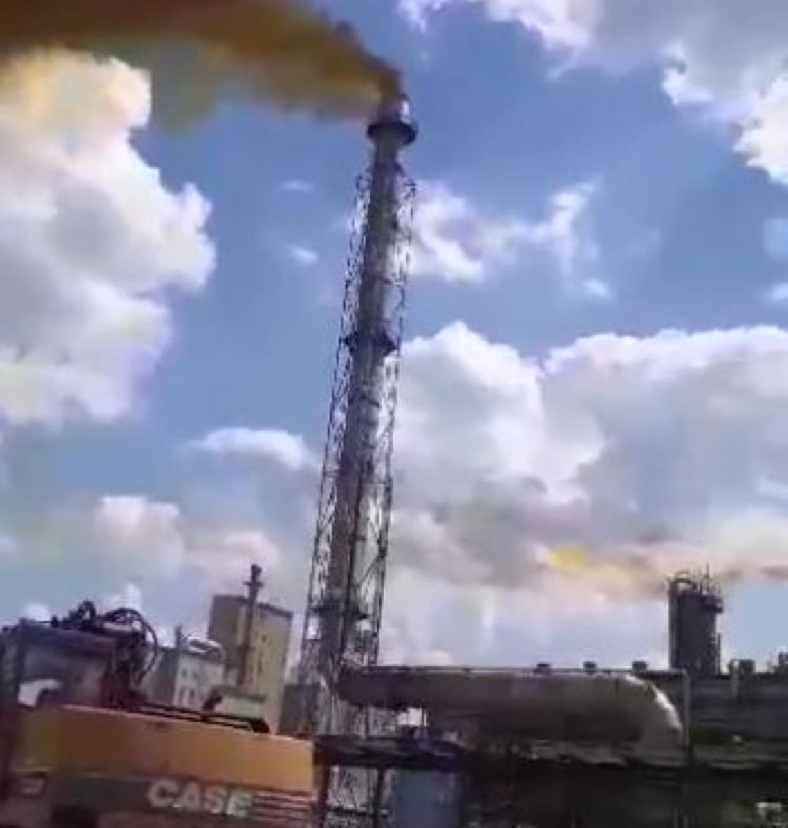 Podrażniający drogi oddechowe żółty dym nad zakładami Anwil S.A.