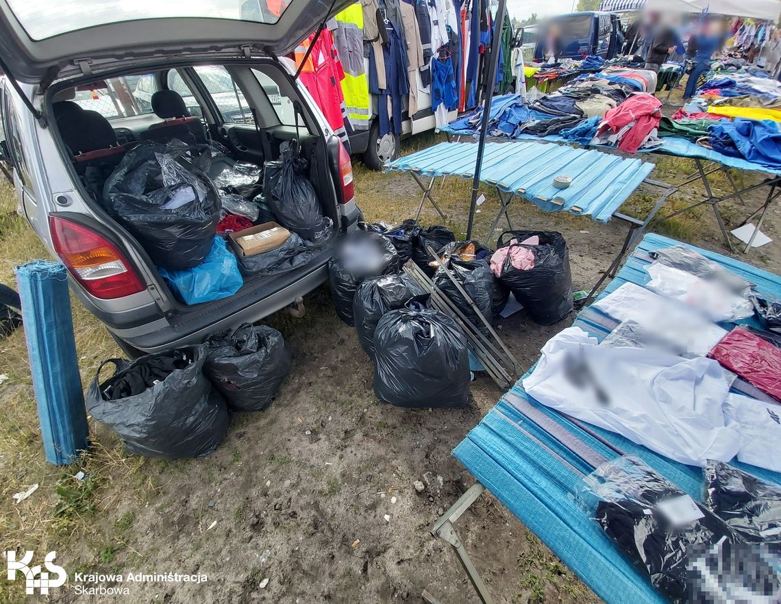 Podróbki na włocławskim targowisku. Zabezpieczono 490 sztuk odzieży Podróbki na włocławskim targowisku. Zabezpieczono 490 sztuk odzieży