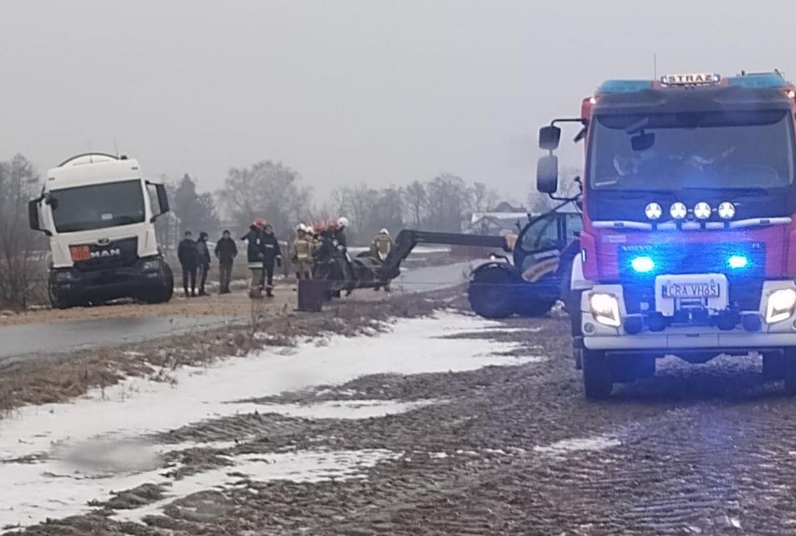 Pojazdy utkwiły na trasie, ciężarówka wbiła się w ogrodzenie. Trudne warunki na drogach
