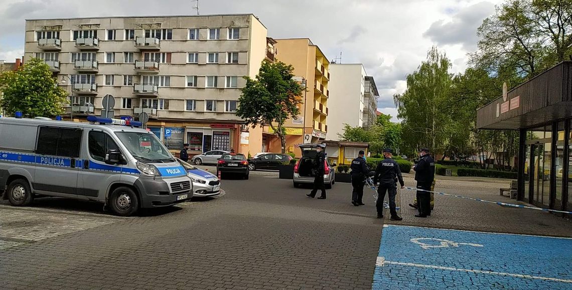  Policja dostała informacje o bombie. Trwa ewakuacja Urzędu Miasta 