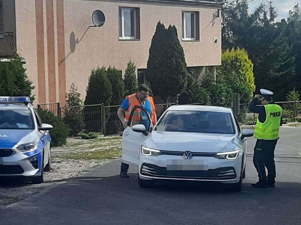 Policja i PKP na przejeździe kolejowym w Lubaniu. Edukowali kierowców