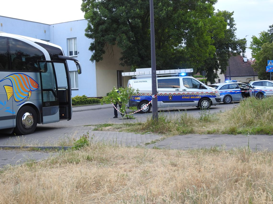 Policja i Straż Miejska na ul.Nowomiejskiej. Pod autobusem zapadła się kostka