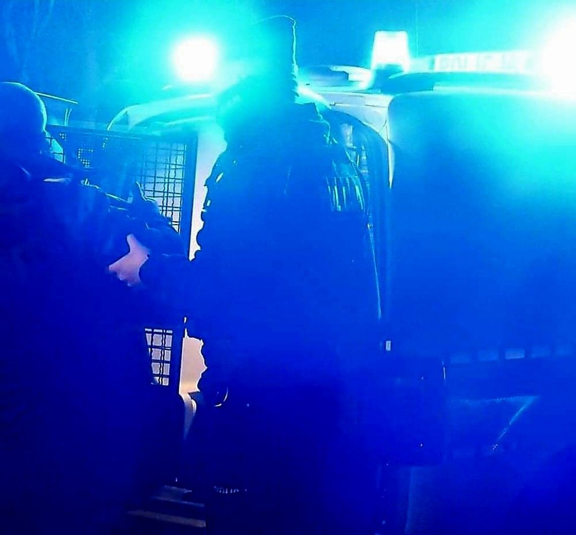 Policja i straż na moście stalowym. Służby znów ratowały desperata