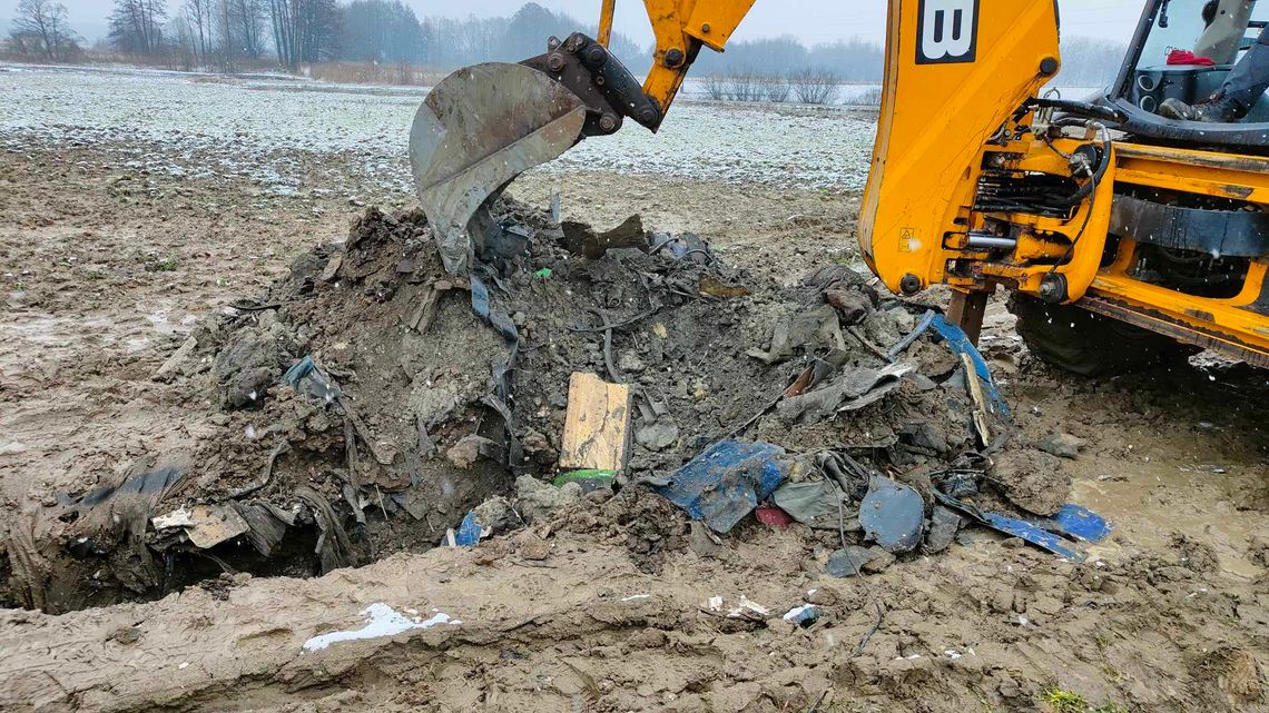 Policja i WIOŚ na działce pod Lipnem. Co tam zakopano?