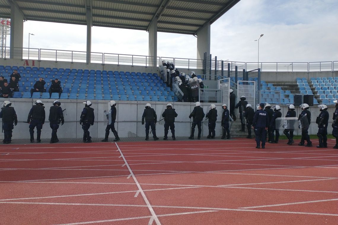 Policja kontra kibole. Na stadionie odbyły się ćwiczenia policja, stadion,włocławek,