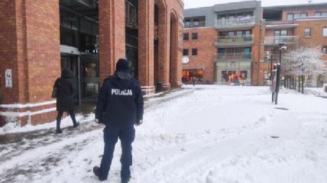 Policja kontroluje czy klienci sklepów noszą maski
