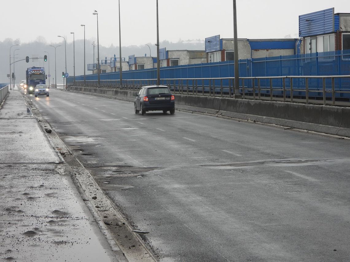 Policja wstrzyma ruch przez zaporę wodną na 5 godzin. Ciężarówki będą kierowane na Płock i Toruń Policja wstrzyma ruch przez zaporę wodną na 5 godzin. Ciężarówki będą kierowane na Płock i Toruń