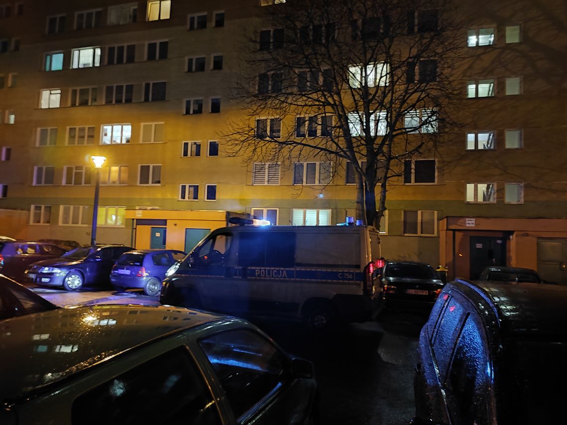 Policja znów interweniowała w bloku przy ulicy Bajecznej. Bezdomny ukarany mandatem