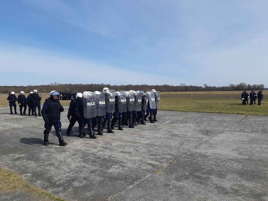 Policjanci doskonalili swoje umiejętności na lotnisku 