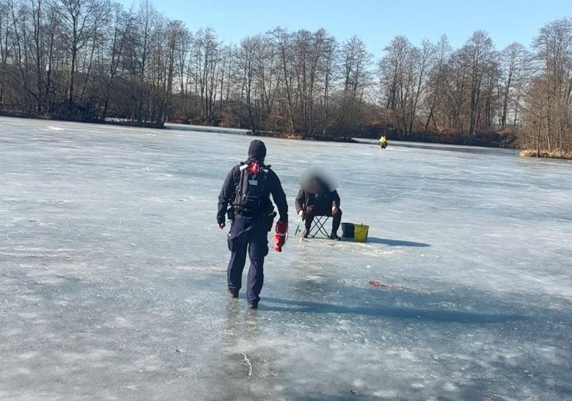 Policjanci kontrolują miejsca w których może załamać się lód i ostrzegają Policjanci kontrolują miejsca w których może załamać się lód i ostrzegają