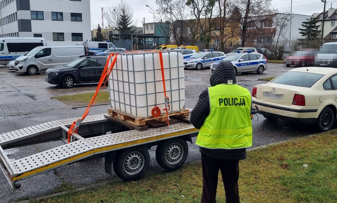 Policjanci nie uwierzyli w tłumaczenia o nadwyżce płynu w cysternie Policjanci nie uwierzyli w tłumaczenia o nadwyżce płynu w cysternie