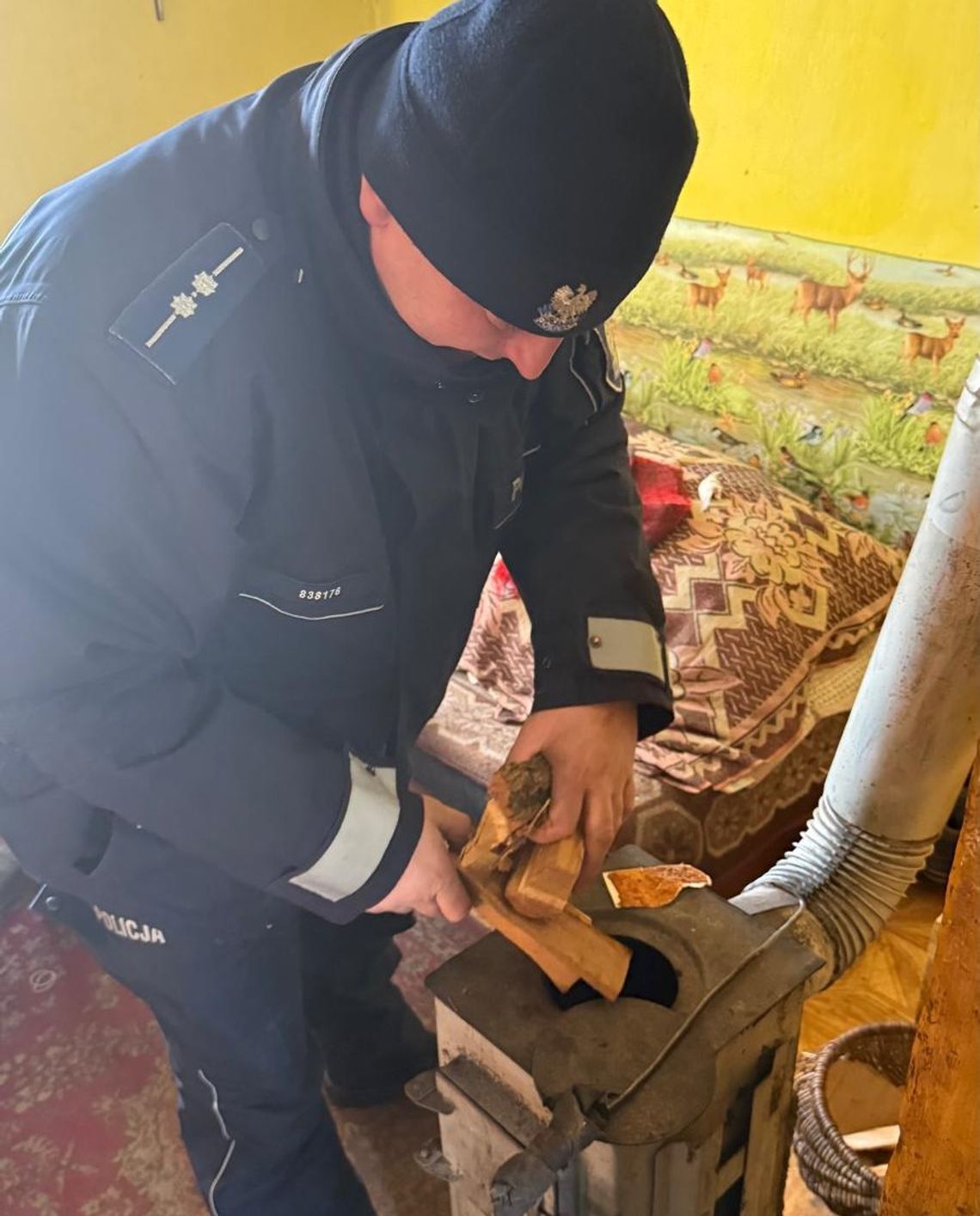 Policjanci rozpalili w piecu i przynieśli zapas drewna 93-latkowi, który przebywał w zimnym...