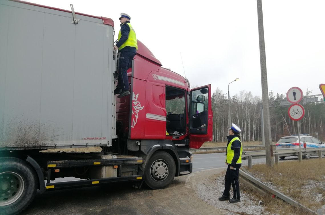 Policjanci sprawdzają czy na samochodach ciężarowych jest lód. Jest - płacisz 500 zł!