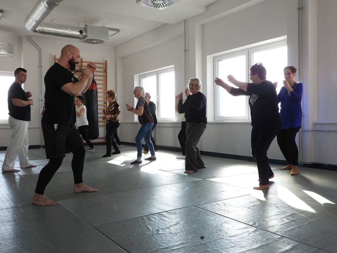 Policjanci uczyli dziś seniorów jak się bronić 