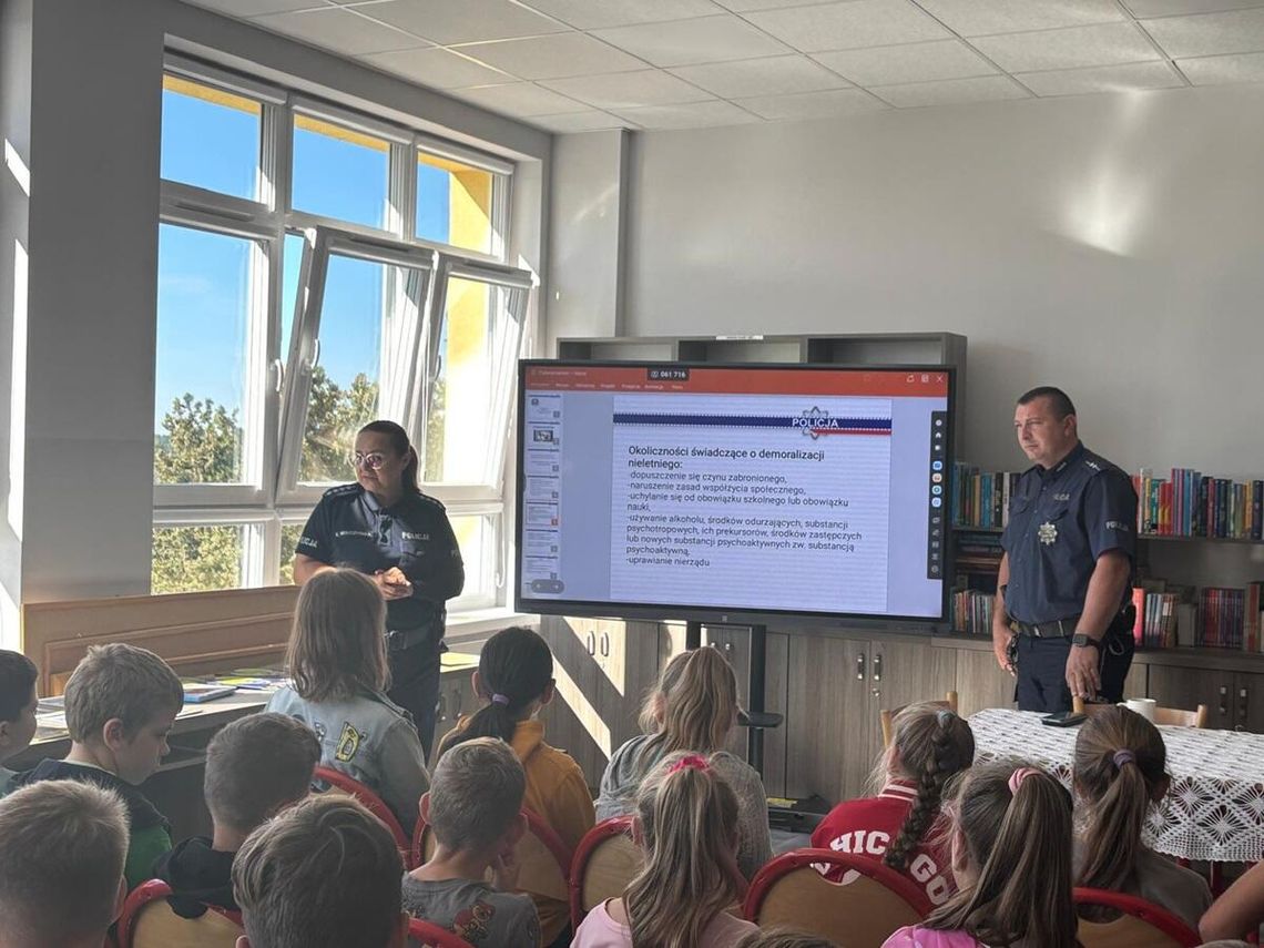 Policjanci w Szkole Podstawowej w Izbicy Kujawskiej o cyberbezpieczeństwie