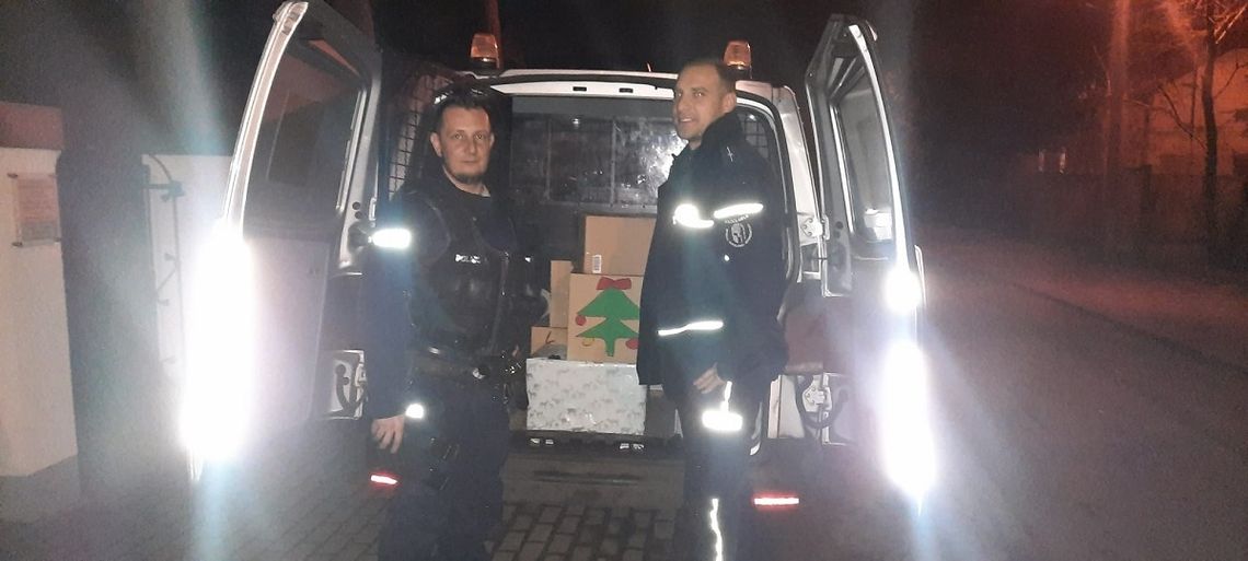 Policjanci włączyli się w "Szlachetną Paczkę". Pomogli schorowanej emerytce i samotnej mamie trzech synów Policjanci włączyli się w "Szlachetną Paczkę". Pomogli schorowanej emerytce i samotnej mamie trzech synów